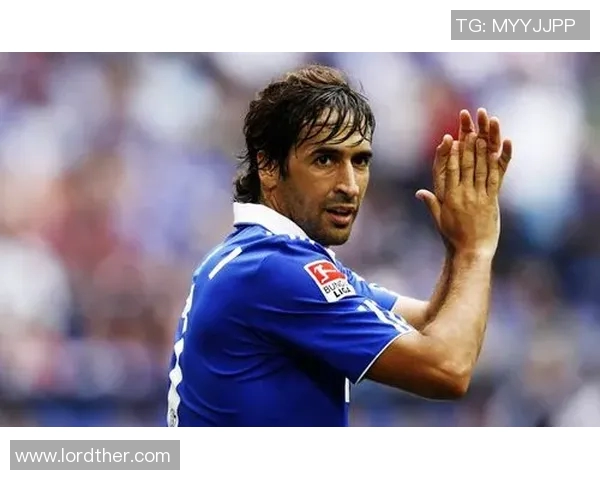 电脑屏幕上闪耀的足球明星精彩瞬间尽在眼前的视觉盛宴